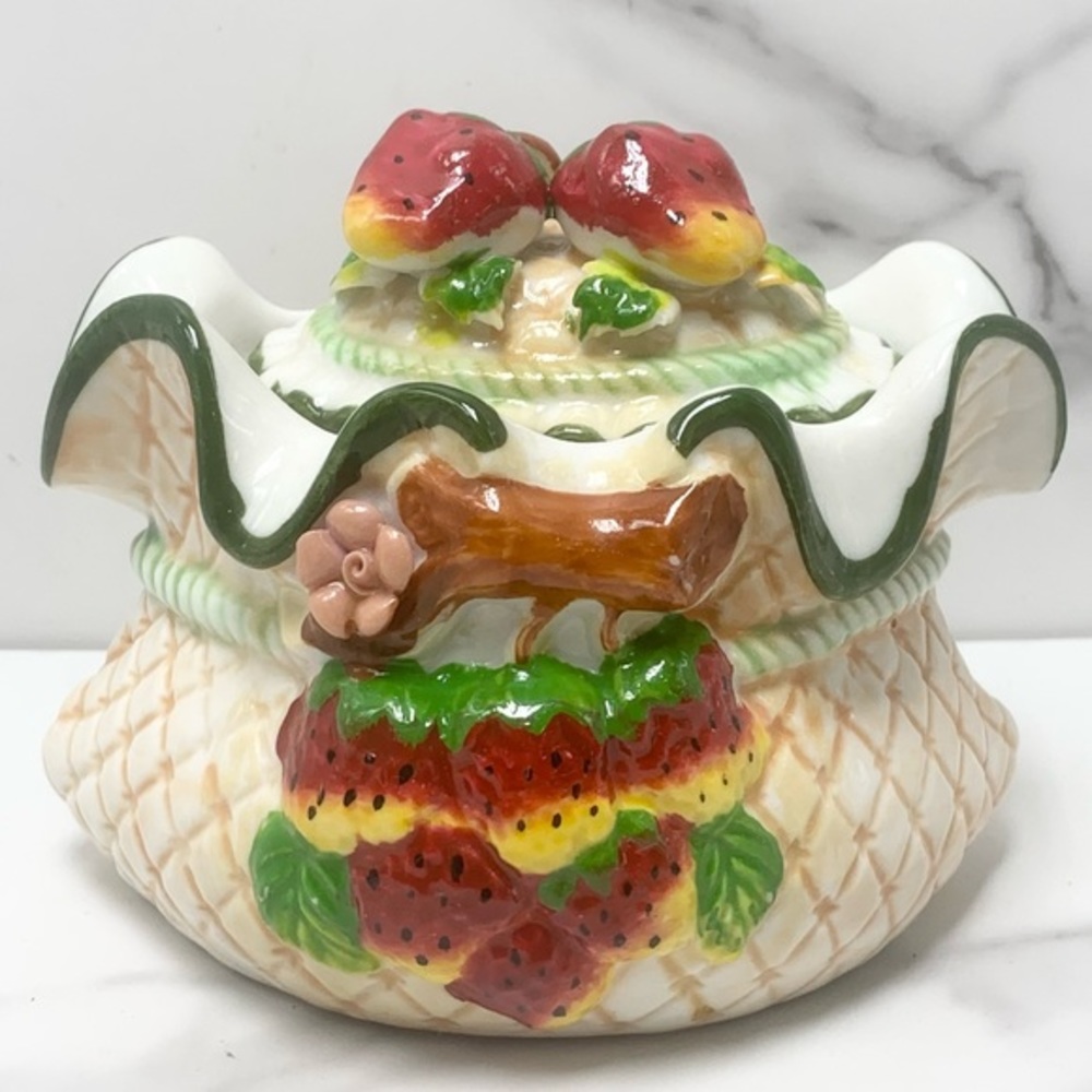 🍓Vintage Porcelain sugar bowl.